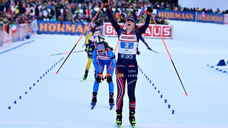 Die Norwegerin Maren Kirkeeide schnappte Lisa Vittozzi den Sieg weg. © APA/afp / TOBIAS SCHWARZ