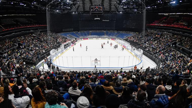 Die Santagiulia Ice Hockey Arena hat ihre Feuertaufe überstanden. © FISG