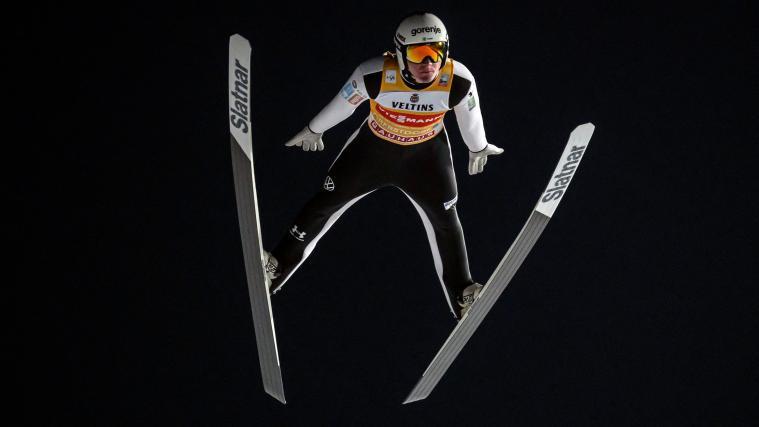 Domen Prevc führte Slowenien zum Sieg. © APA/afp / PHILIPP GUELLAND