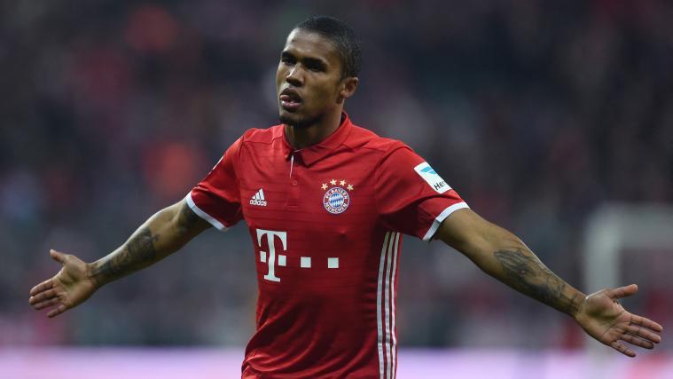Douglas Costa steht vor einem Wechsel in die Serie D. © AFP / CHRISTOF STACHE