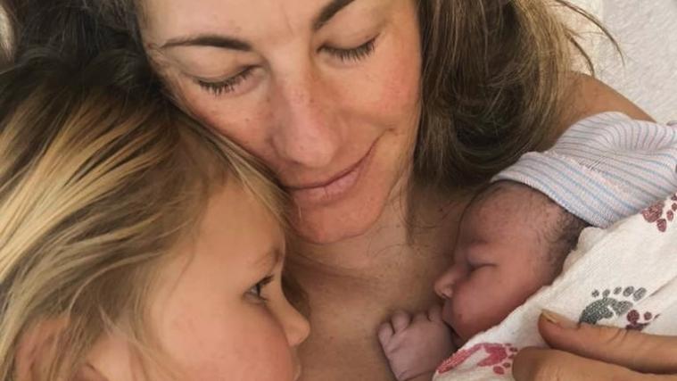 Eine Ex-Skifahrerin ist Mama geworden, hat aber bange Stunden durchlebt. © Instagram