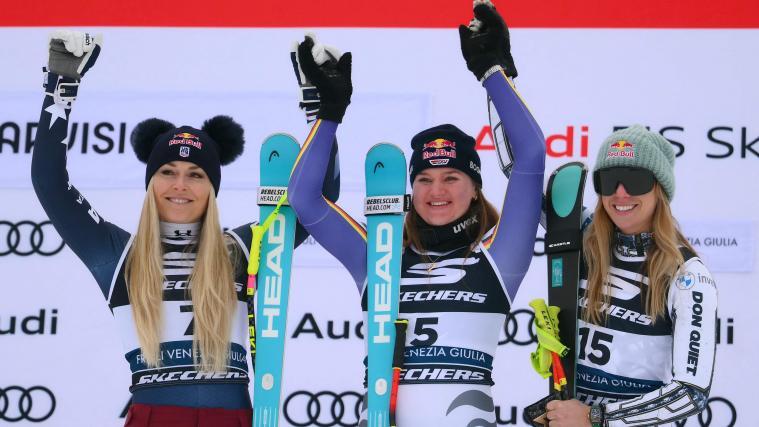 Emma Aicher (Bildmitte) siegte vor Lindsey Vonn (l.) und Ester Ledecka (r.). © APA/afp / MARCO BERTORELLO