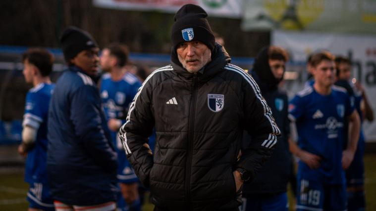 Enttäuschte Gesichter beim FC Obermais: Der Jahresstart brachte für Trainer Flavio Toccoli & Co. nichts Zählbares. © P. Schwienbacher