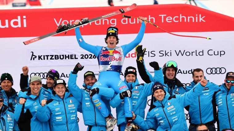 Giovanni Franzoni lässt sich von seiner Mannschaft feiern. © ANSA / ANNA SZILAGYI