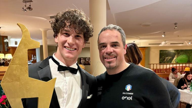 Giovanni Franzoni und Peter Fill posieren mit der goldenen Gams.