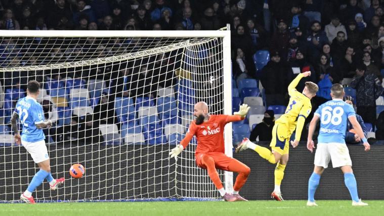Hellas Verona (in gelb) spielte auswärts gegen Napoli in der ersten Hälfte groß auf. © ANSA / CIRO FUSCO