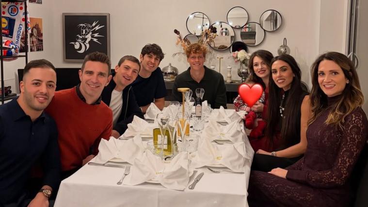 Jannik Sinner (Mitte) bei der Silvesterparty. © Instagram