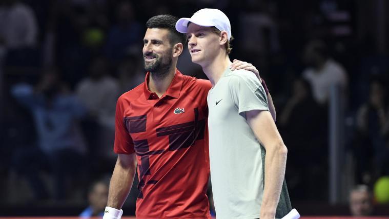 Jannik Sinner (r.) und Novak Djokovic treffen am Freitag in Melbourne aufeinander. © ANSA / STR