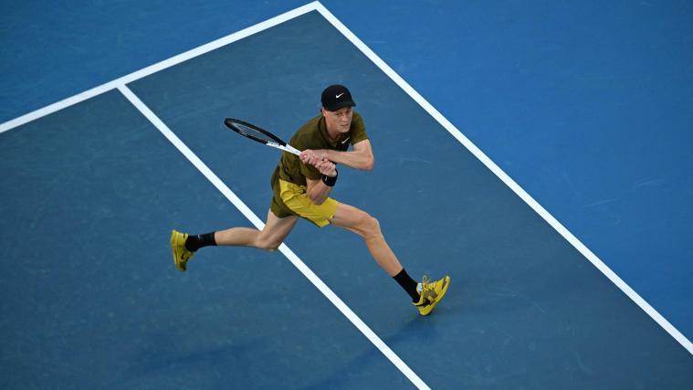 Jannik Sinner schlägt in Melbourne auf. © APA/afp / PAUL CROCK