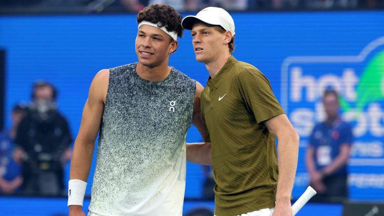 Jannik Sinner trifft auf Ben Shelton. © APA/afp / DAVID GRAY