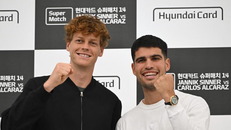 Jannik Sinner and Carlos Alcaraz at the press conference in South Korea. © APA/afp / JUNG YEON-JE