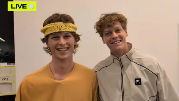 Jannik Sinner und sein Doppelgänger in Australien.