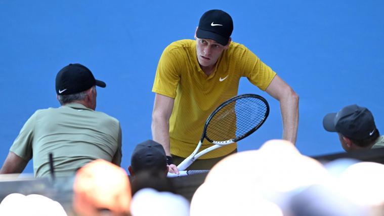 Jannik Sinner war zeitweise völlig entkräftet. © ANSA / LUKAS COCH