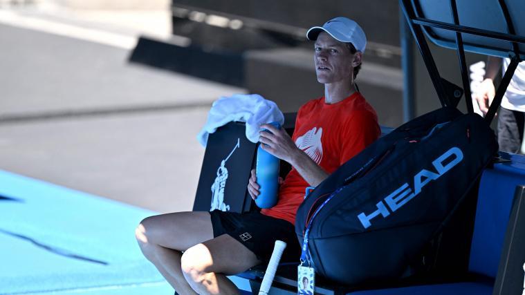 Jannik Sinner wartet auf seinen Jahresauftakt. © APA/afp / WILLIAM WEST
