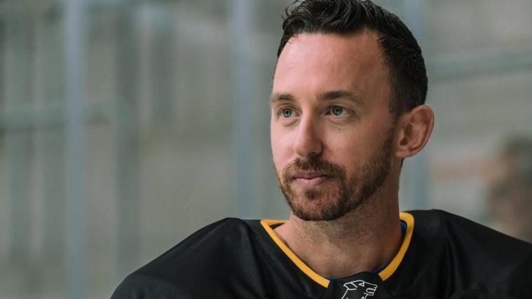 Jonathon Blum versucht, sein Team mit deutlichen Worten wachzurütteln. © HC Pustertal