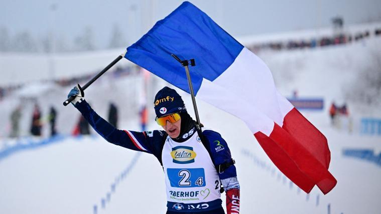 Julia Simon celebrates the French women's dominant relay victory. © APA/afp / TOBIAS SCHWARZ