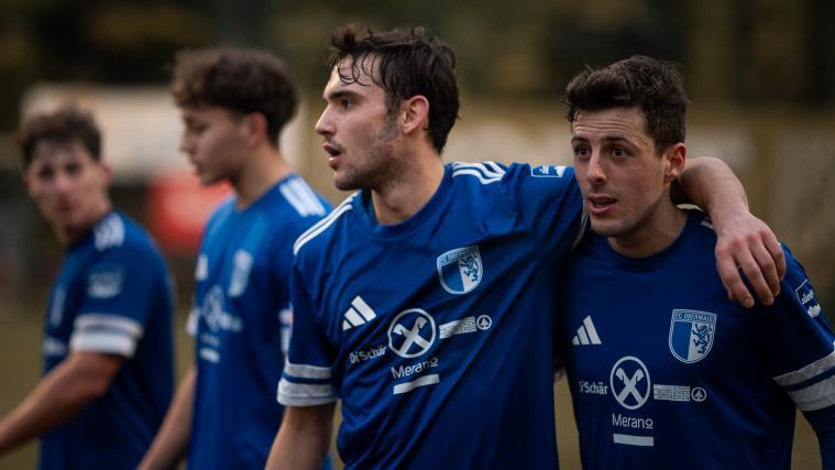 Kilian Bauernfeind wird von Edoardo Ghiotti (l.) nach dem Tor geherzt. © P. Schwienbacher (2)