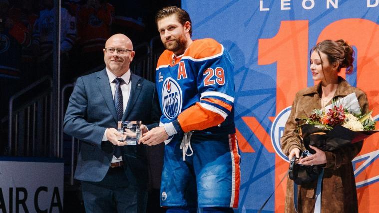 Leon Draisaitl wird von den Oilers geehrt.