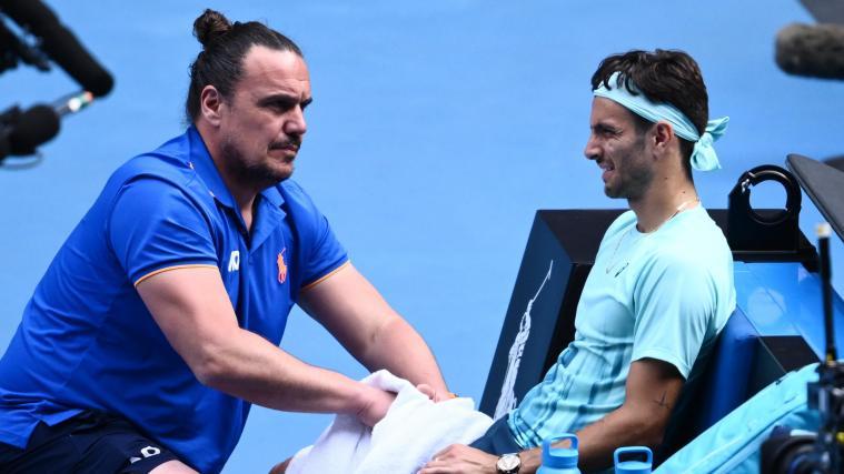 Lorenzo Musetti musste gegen Novak Djokovic verletzt aufgeben. © ANSA / JOEL CARRETT