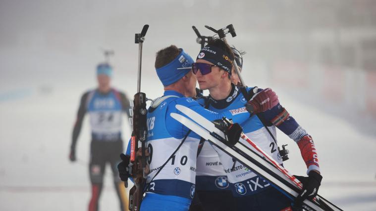 Lukas Hofer (links) gratuliert Sieger Eric Perrot. © APA/afp / RADEK MICA