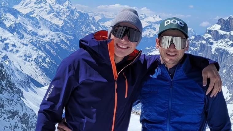 Marco Odermatt (links) mit seinem engen Kumpel. © Instagram