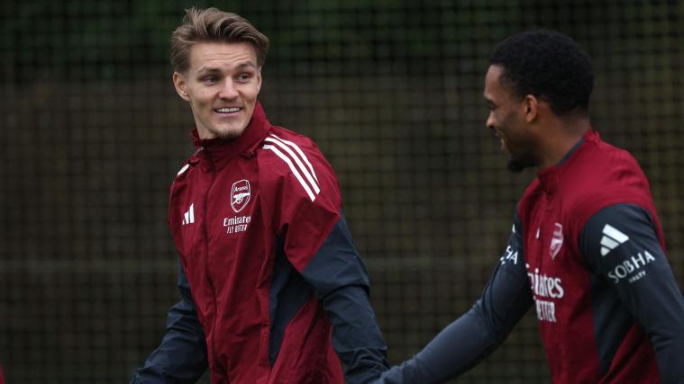 Martin Ødegaard (links) gastiert mit dem FC Arsenal in Mailand. © APA/afp / ADRIAN DENNIS