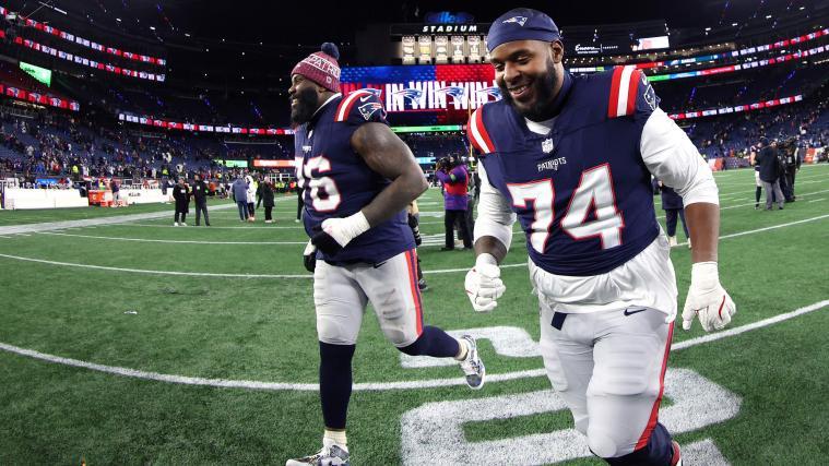 Morgan Moses und Thayer Munford Jr. feiern den Sieg ihrer Patriots. © APA / ADAM GLANZMAN