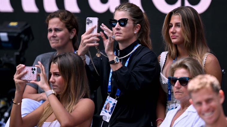 Myla (l.) und Charlene Federer (r.) mit ihrer Mutter Mirka (Mitte) auf den Rängen in Melbourne. © APA/afp / WILLIAM WEST