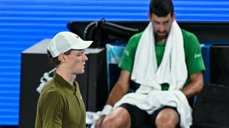 Novak Djokovic und Jannik Sinner stehen sich in der Rod Laver Arena gegenüber. © APA/afp / WILLIAM WEST
