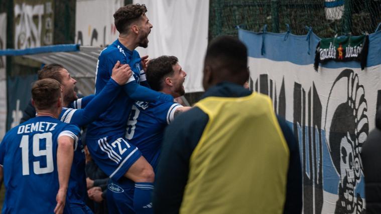 Obermaiser Jubel: Nikolas Spalek (Nummer 27, auf den Schultern von Manuel Brusco) & Co. haben einen wichtigen Heimsieg eingefahren. © P. Schwienbacher