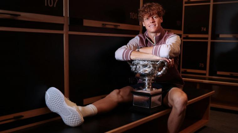 Schon zwei Mal hat Jannik Sinner die Australian-Open-Trophäe geholt , der dritte Coup soll in neuem Style erfolgen. © APA/afp / FIONA HAMILTON