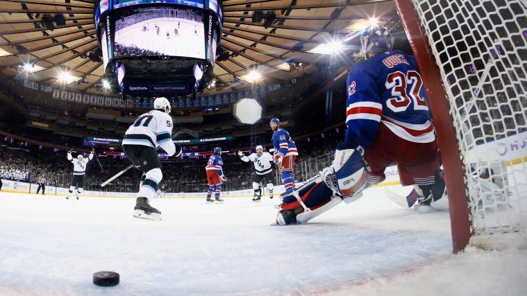 Sean Durzi (links) trifft gegen die Rangers zum Sieg. © APA / BRUCE BENNETT