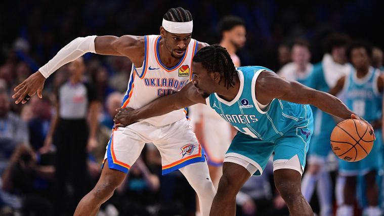 Shai Gilgeous-Alexander (hinten) kam mit Oklahoma gegen die Hornets nicht auf Touren. © APA / JOSHUA GATELEY