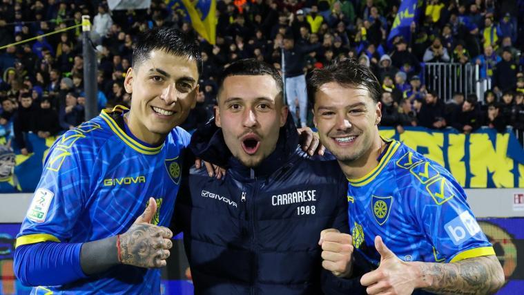 Simone Zanon (rechts)  macht weiter auf sich aufmerksam. © Carrarese Calcio