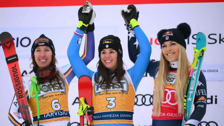 This is what a winner looks like: Nicol Delago (center) won the race in Tarvis ahead of Kira Weidle-Winkelmann (left) and Lindsey Vonn. © APA/afp / MARCO BERTORELLO