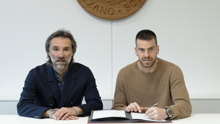Sporting director Paolo Bravo and Domen Crnigoj at the contract signing in the FCS Center.