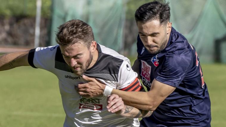 St. Georgens Lukas Aichner (links) im Duell mit Antonio Volino. © Perathoner