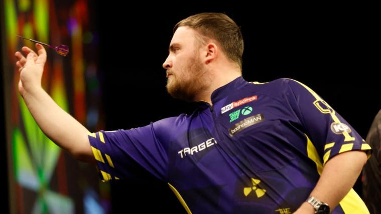 Titelverteidiger Luke Littler ist der Favorit. © APA (AFP) / BAS CZERWINSKI