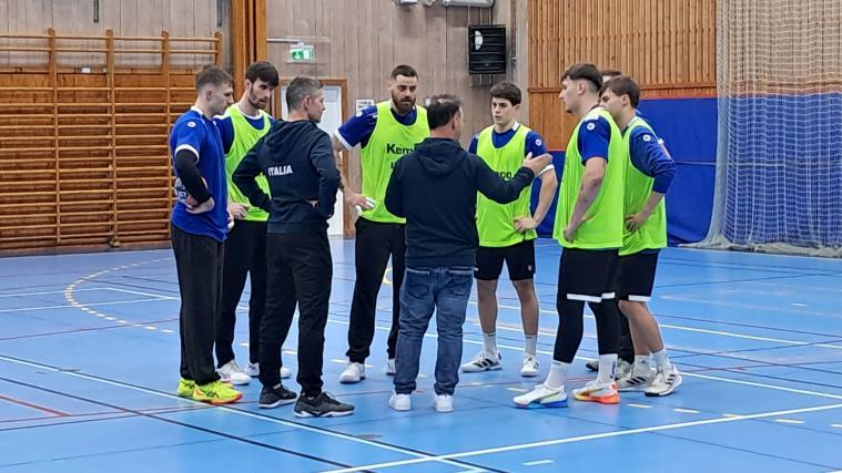 Trainer Bob Hanning (Mitte) gibt taktische Anweisungen beim Abschlusstraining. Links neben ihm Assistent Jürgen Prantner.