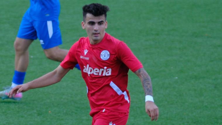 Armando Kozi traf für Meran vom Elfmeterpunkt aus. © M. Dorn