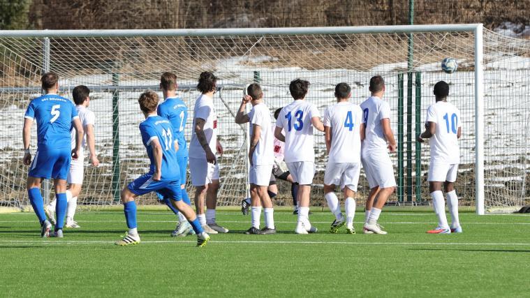 Brunecks Philipp Piffrader (blaue Nummer 11) versenkte im Derby gegen Stegen einen Freistoß. © David Laner