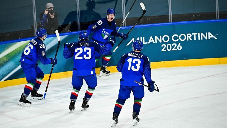 Cristano DiGiacinto, Giovanni Morini, Dustin Gazley und Matt Bradley (v.l.) freuen sich über einen Treffer. © APA/afp / JULIEN DE ROSA
