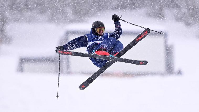 Der britische Freestyler Gus Kenworthy protestiert gegen die US-Einwanderungsbehörde (ICE). © APA/afp / KIRILL KUDRYAVTSEV