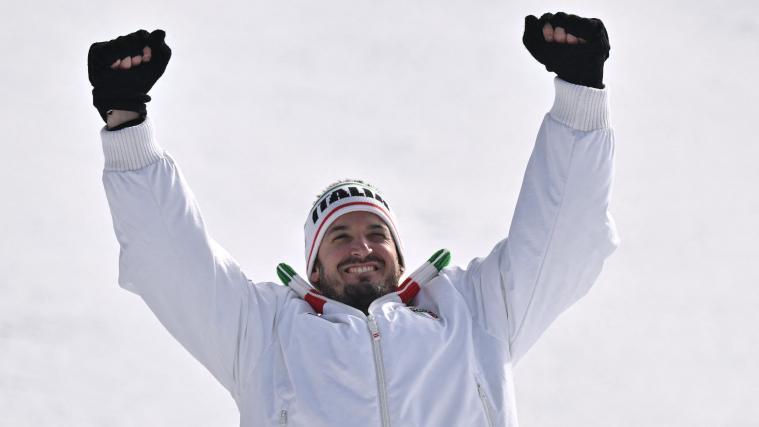Dominik Paris célèbre sa médaille de bronze olympique. © APA/afp / JEFF PACHOUD