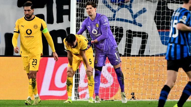 Dortmund-Goalie Gregor Kobel (3. von links) leistete sich einen dicken Patzer. © APA/afp / PIERO CRUCIATTI