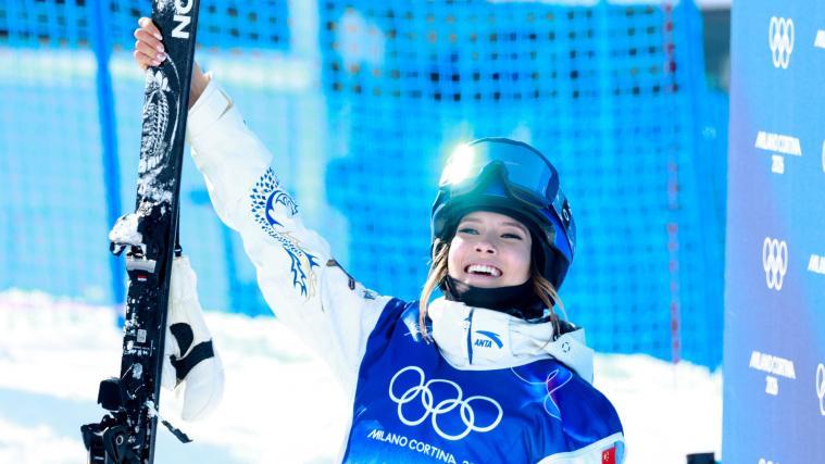 Eileen Gu strahlt bei den Olympischen Spielen. © ANSA / ALEX PLAVEVSKI