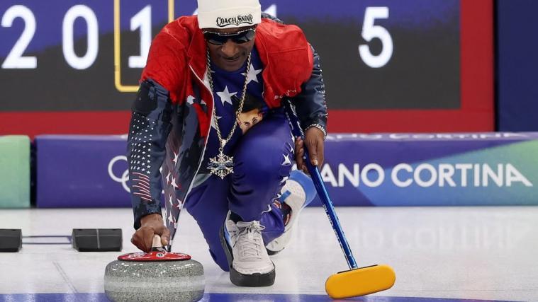 Ein seltener Anblick: Snoop Dog versucht sich als Curler. © Getty Images Europe / Richard Heathcote