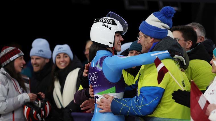 Emotionale Szene: Verena Hofer herzt nach dem Rennen ihren Papa David. © FELICE CALABRO' / Felice Calabro'