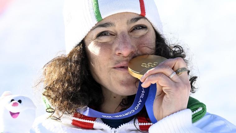 Federica Brignone küsst ihre Goldmedaille. © ANSA / DANIEL DAL ZENNARO