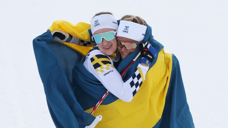 Frida Karlsson (rechts) und Ebbba Anderson (links) fielen sich im Ziel in die Arme. © APA/afp / ANNE-CHRISTINE POUJOULAT